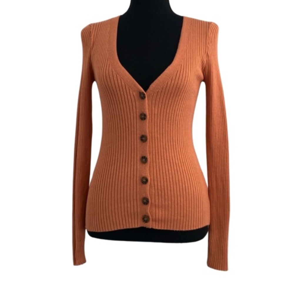 Forever 21 sweater w/buttons in excellent condition Size: Small